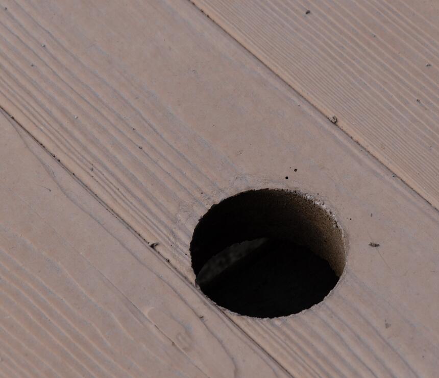 Detail výřezu v poklopu na studnu, barva karamelová - foto č.3