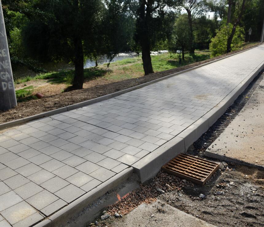 Vtoková mříž čtvercová v litino-betonovém rámu - KM12P - foto č.7