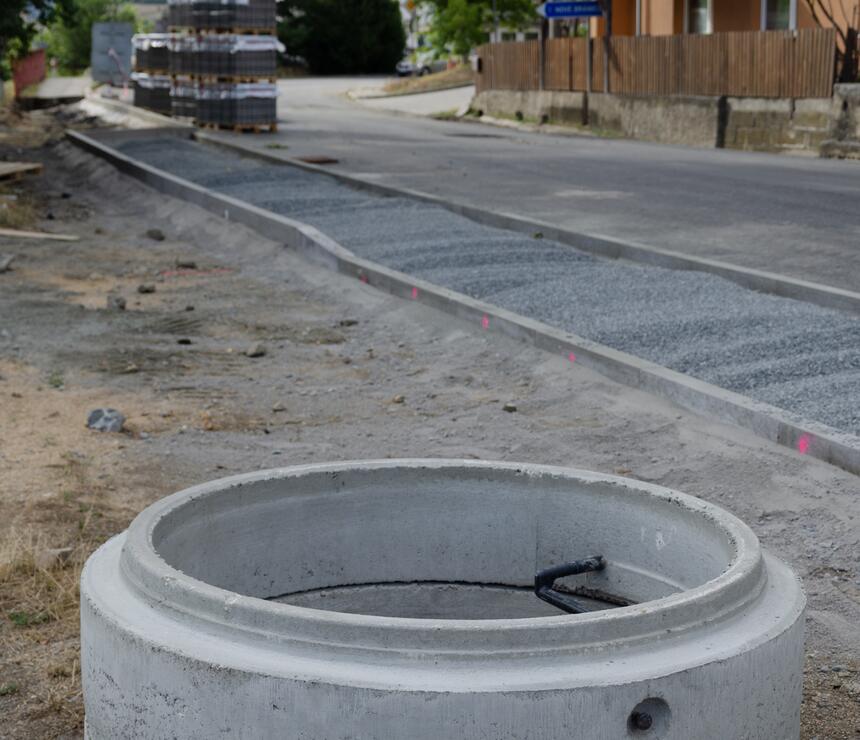 Betonové šachtové skruže se stupadly - foto č.2