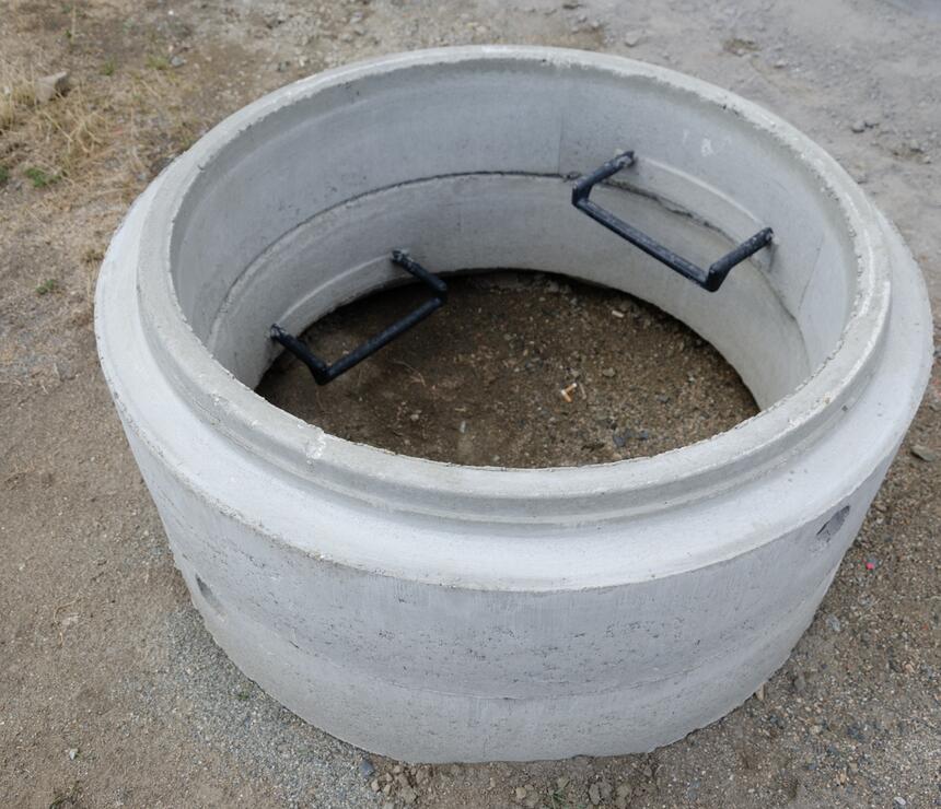 Betonové šachtové skruže se stupadly - foto č.3