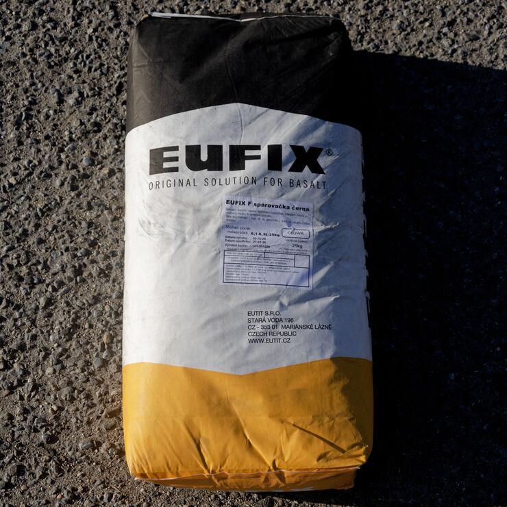 Spárovací hmota EUFIX F pro spárování prvků z čediče - foto č.1