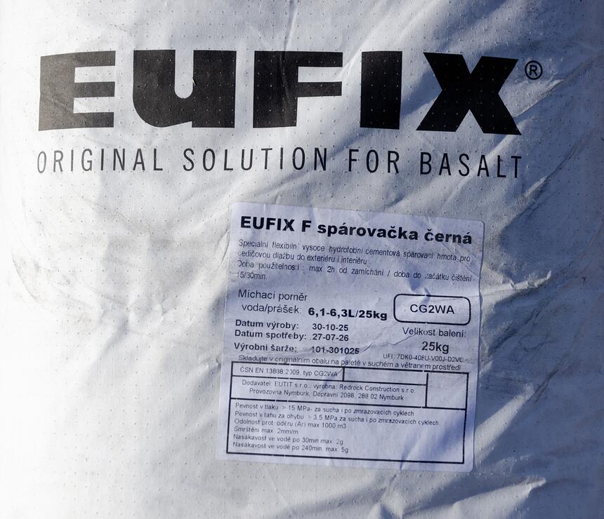 Černá spárovací hmota EUFIX F pro spárování prvků z čediče - foto č.3