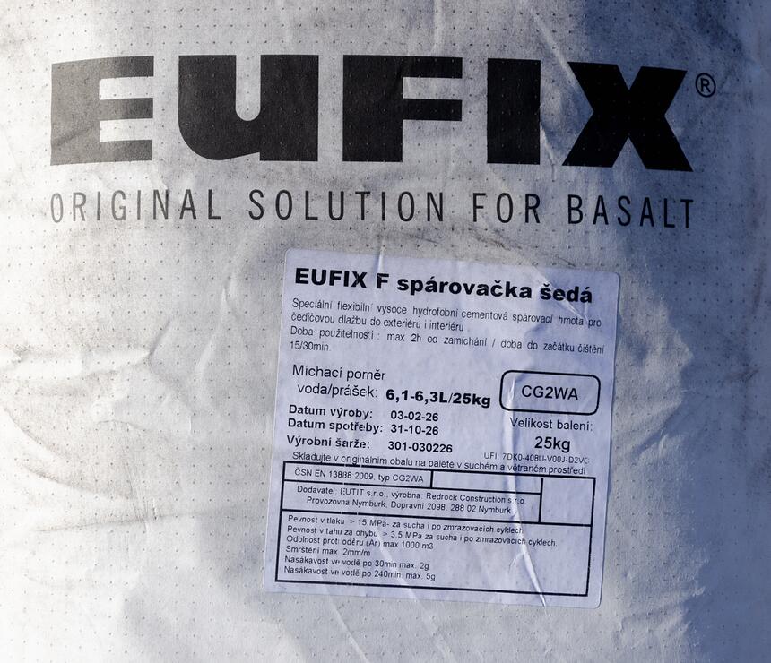 Šedá spárovací hmota EUFIX F pro spárování prvků z čediče - foto č.4