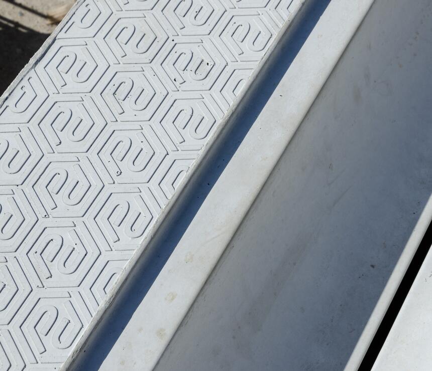 Betonový obrubník zastávkový bezbariérový barva natural - foto č.4