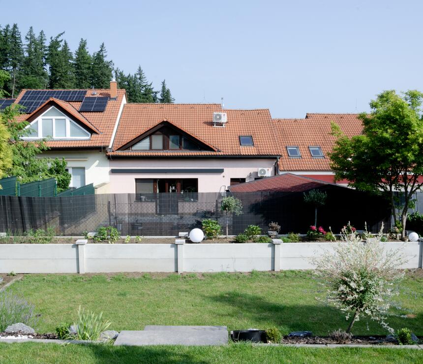 Vyvýšený záhon: betonové sloupky hladké zkrácené, plotové desky bez reliéfu, hlavice reliéf dřevo, barva natural - foto č.3