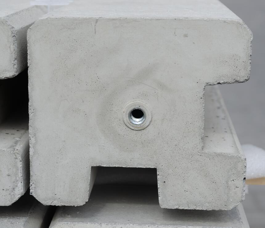 Betonový sloupek na plot rohový HLADKÝ zkrácený, barva natural - foto č.2