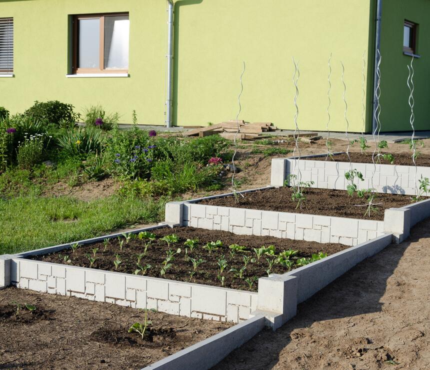 Vyvýšený záhon: zkrácené betonové sloupky HLADKÉ, desky dekor HAKLÍK, barva natural - foto č.6