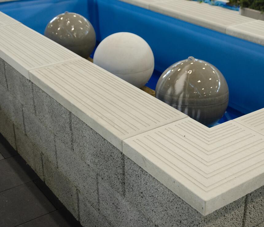 Betonový bazénový lem rohový s protiskluzovým páskem VNITŘNÍ, barva natural - foto č.8