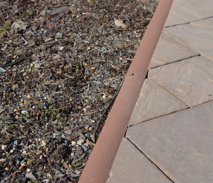 Betonový zahradní obrubník barva červená - foto č.10