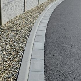Betonová silniční přídlažba - krajník nízký a vysoký