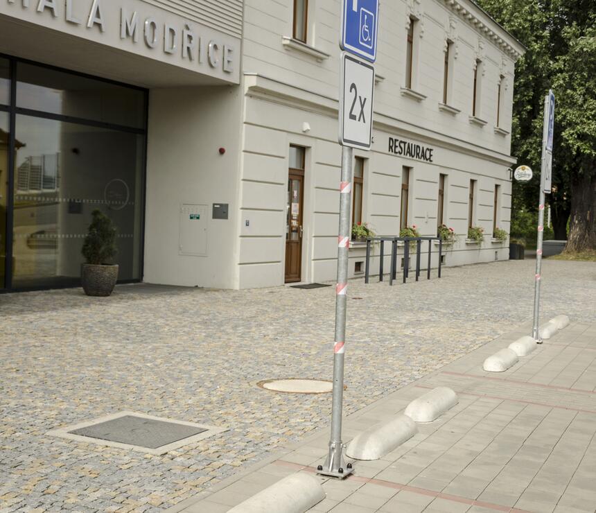 Betonová zábrana pod kola barva natural