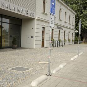 Mobiliář: Betonová zábrana pod kola