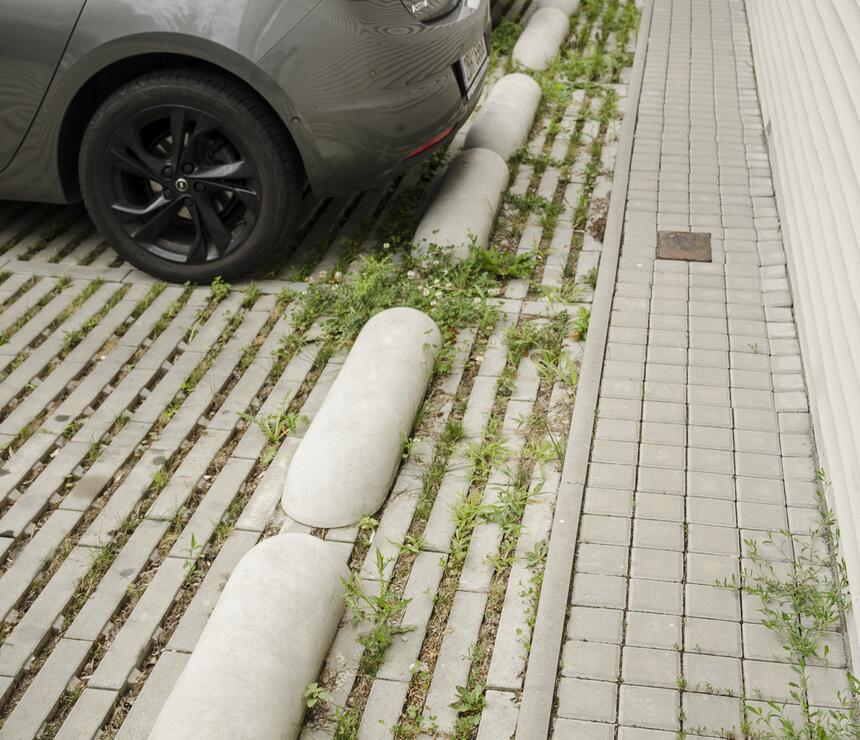 Betonová zábrana pod kola barva natural