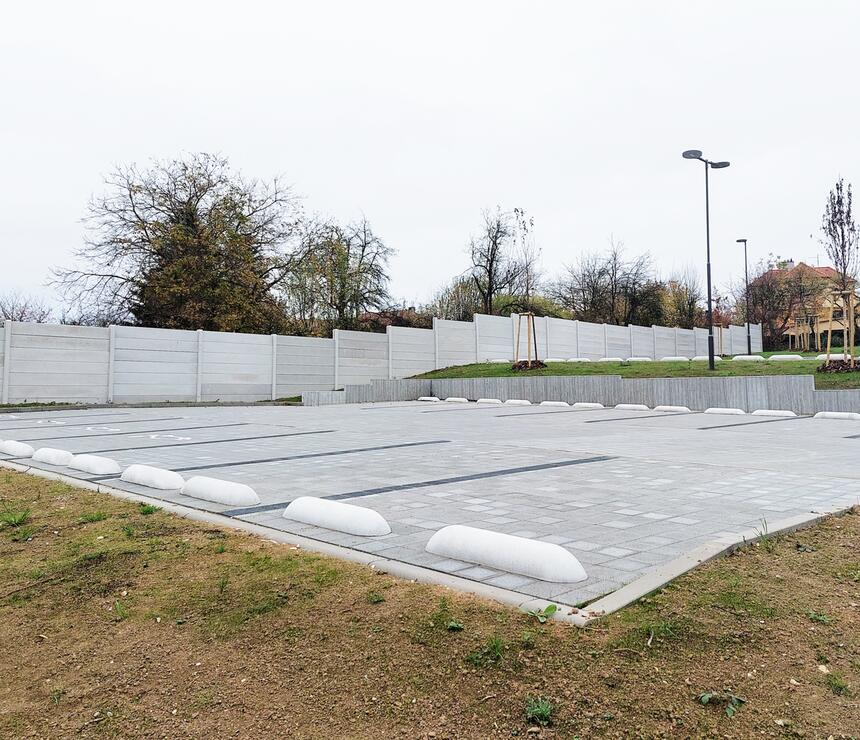 Betonová zábrana pod kola barva natural