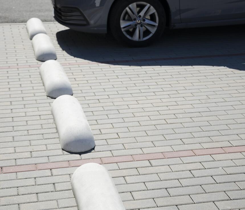 Betonová zábrana pod kola barva natural