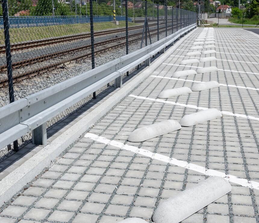 Betonová zábrana pod kola barva natural