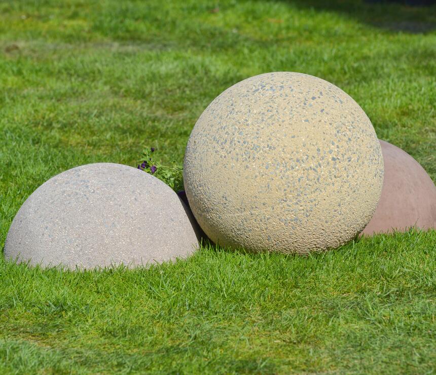 Betonová polokoule barva karamelová povrch tryskaný