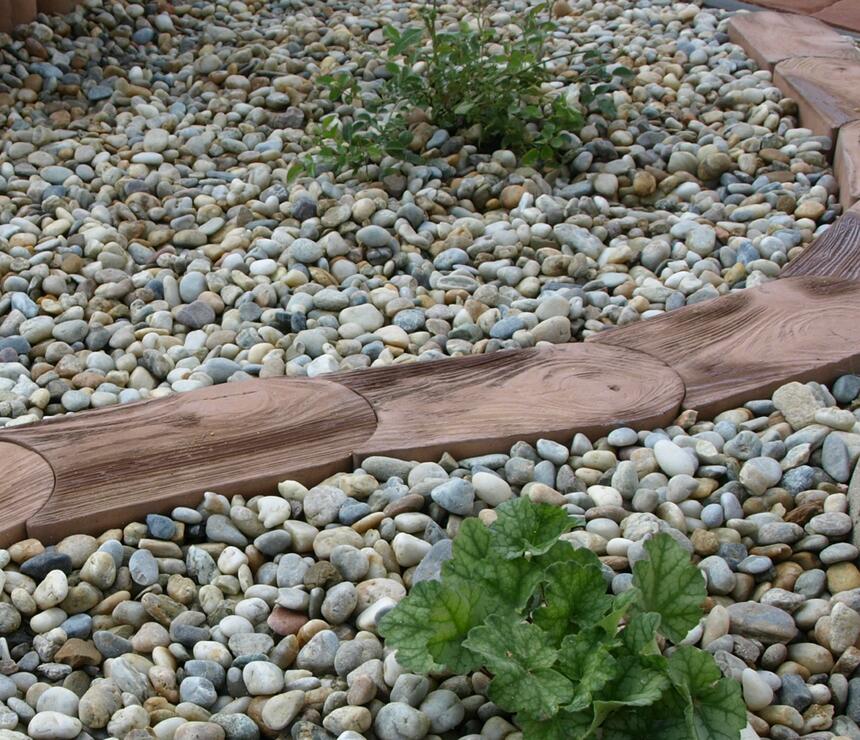 Betonová trávníková pojezdová obruba DEKOR dřevo barva karamelová