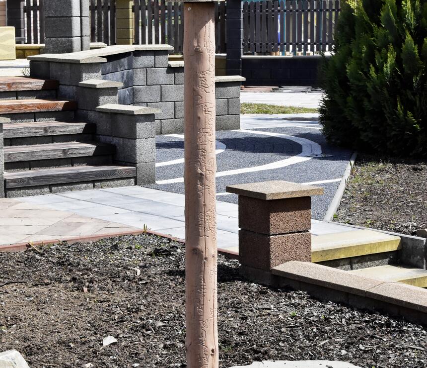 Betonový ohradník DEKOR dřevo barva karamelová