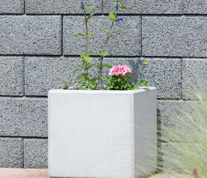 Betonový květináč Nela barva natural povrch hladký