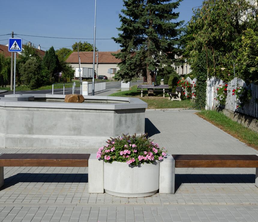 Betonový městský mobiliář MIAKI: květináč Mia natural hladký, lavička MIAKI sedák barva ebony - foto č.8