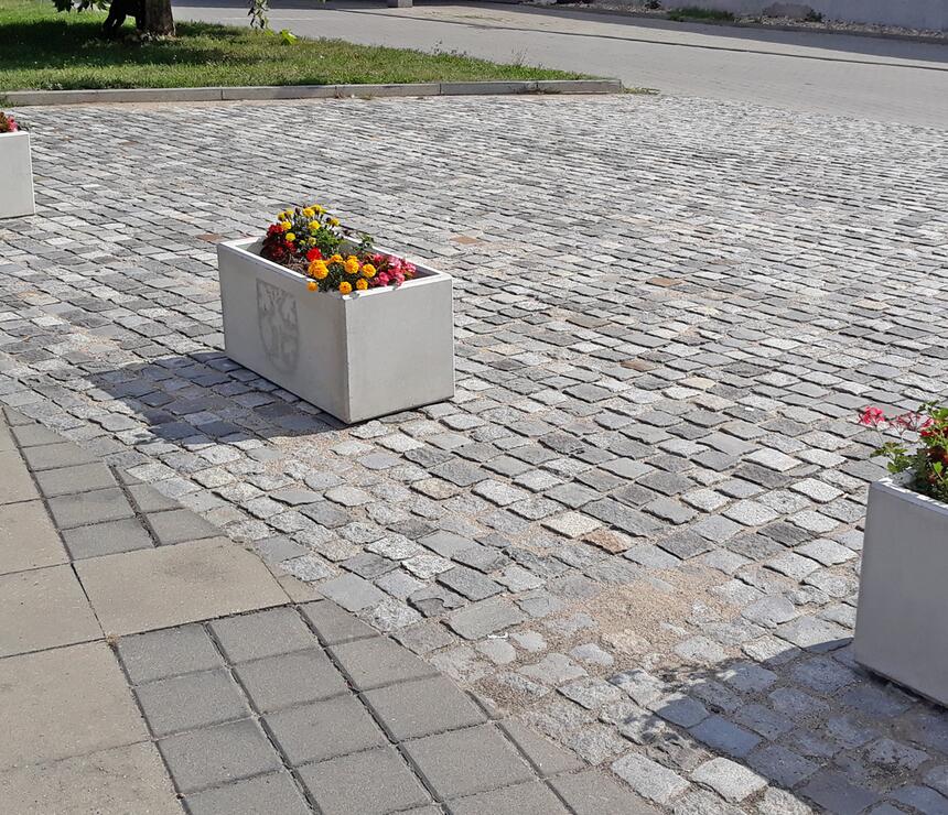 Betonový květináč Laura barva natural povrch tryskané logo - foto č.6