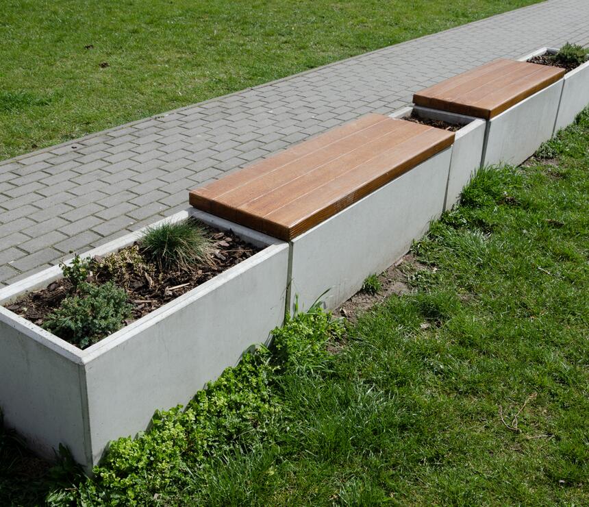 Betonová lavička Sandra barva natural povrch hladký sedák beton coffee, betonový květináč Laura a Nela barva natural povrch hladký