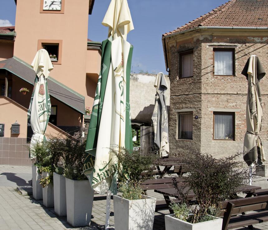 Betonový květináč Sára II barva natural povrch hladký
