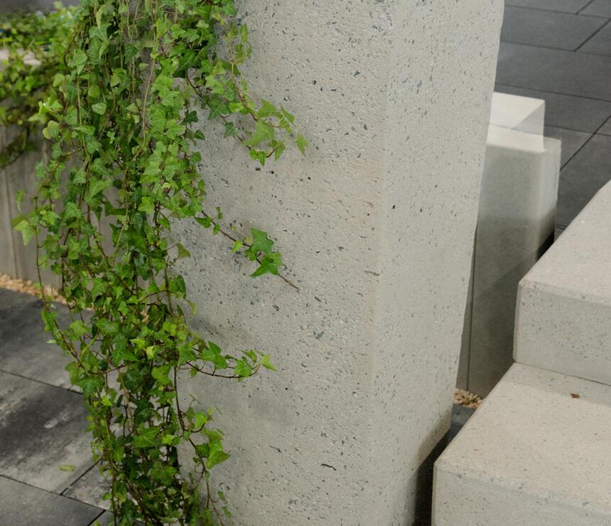 Betonový květináč Sára III barva natural povrch tryskaný - foto č.10