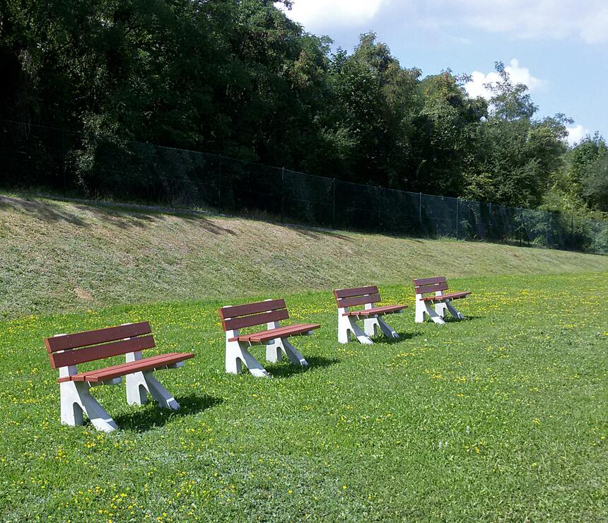 Betonová lavička A s dřevěným sedákem - foto č.5