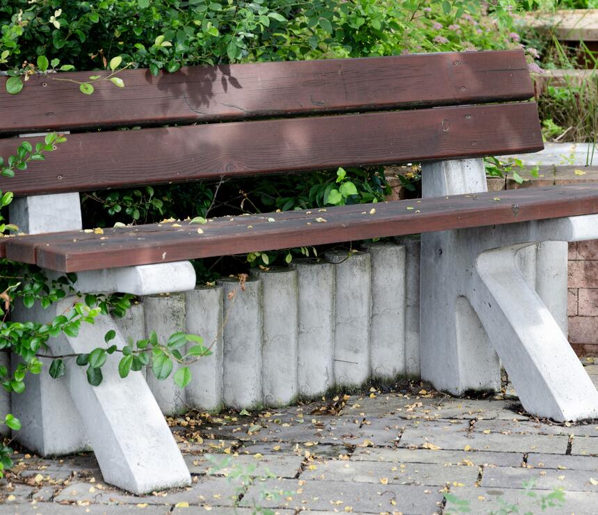 Betonová lavička A s dřevěným sedákem - foto č.7