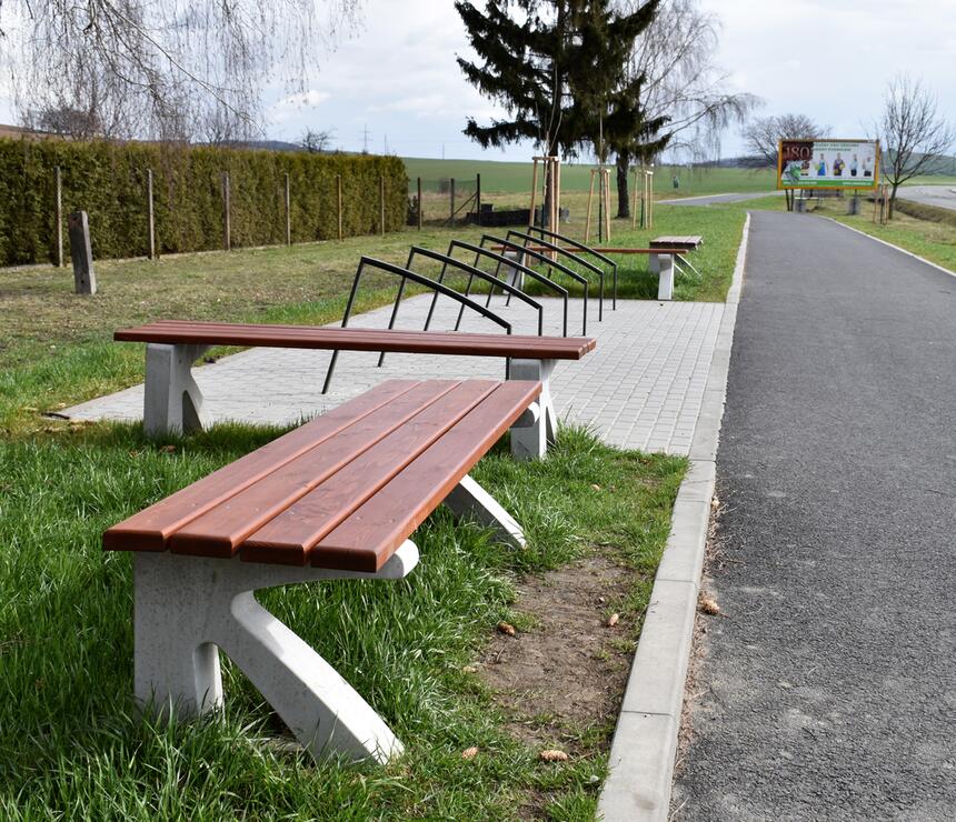Lavička C - betonové nohy, dřevěný sedák barva TEAK, bez opěradla - foto č.3