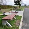 Lavička C - betonové nohy, dřevěný sedák barva TEAK, bez opěradla - náhled č.3