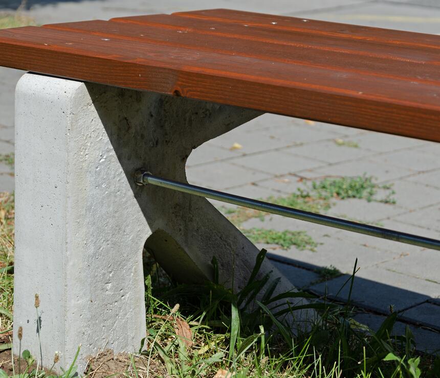Lavička C - betonové nohy, dřevěný sedák barva TEAK, bez opěradla - foto č.11