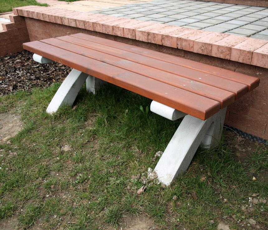 Lavička C - betonové nohy, dřevěný sedák barva TEAK, bez opěradla - foto č.4