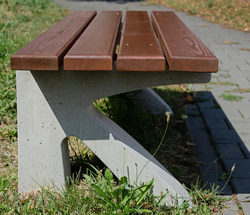Lavička C - betonové nohy, dřevěný sedák barva TEAK, bez opěradla - foto č.6