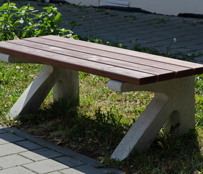 Lavička C - betonové nohy, dřevěný sedák barva TEAK, bez opěradla - foto č.9