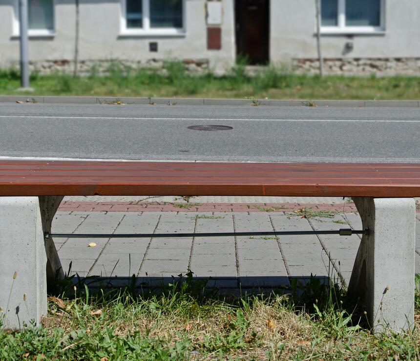 Lavička C - betonové nohy, dřevěný sedák barva TEAK, bez opěradla - foto č.10