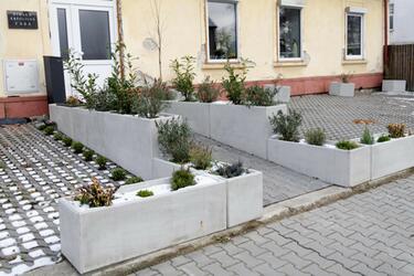 Inspirujte se touto předzahrádkou složenou z betonových truhlíků | Kam dále pokračovat pro výběr konkrétního betonového květináče?