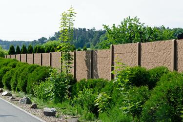 Reference: Betonový plot s oboustranným reliéfem imitujícím kámen | Betonový plot s oboustranným reliéfem