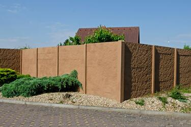 Reference: Betonový plot s reliéfem imitujícím kámen (z obou stran) v karamelové barvě | Betonový plot s oboustranným reliéfem