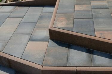 Zahradní obrubník betonový různé barvy | Betonové obrubníky na záhony a trávníky z dílny Prefa Brno