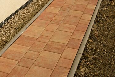 Chodník kolem rodiného domu ohraničený zahradními obrubníky | Betonové obrubníky na záhony a trávníky z dílny Prefa Brno