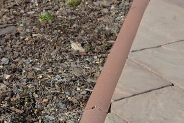 Zahradní obrubník je dokonalý předěl mezi povrchy (dlažba > záhon/trávník) | Betonové obrubníky na záhony a trávníky z dílny Prefa Brno