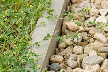 S pomocí zahradních obrubníků snadno vytvoříte rozhraní mezi trávníkem a kačírkem | Betonové obrubníky na záhony a trávníky z dílny Prefa Brno