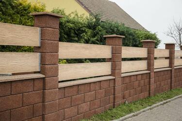 Velký výběr barev a reliéfů betonových plotů | Přednosti betonového plotu