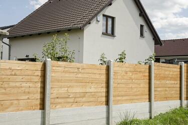 Nízký betonový plot na zahradu | Betonové ploty se dřevem nebo s betonem, který má dekor dřeva