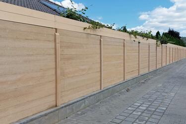 Moderní betonový plot | Betonové ploty se dřevem nebo s betonem, který má dekor dřeva