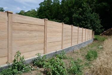 Betonový plot v mírném svahu | Betonové ploty se dřevem nebo s betonem, který má dekor dřeva