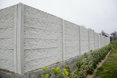 Betonový plot od Prefa Brno | Betonový plot s imitací dřeva = betonové desky, které mají povrchovou úpravu, která vypadá jako dřevo